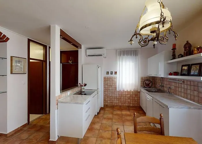 Writer\'S Apartment In An Unique Split District
