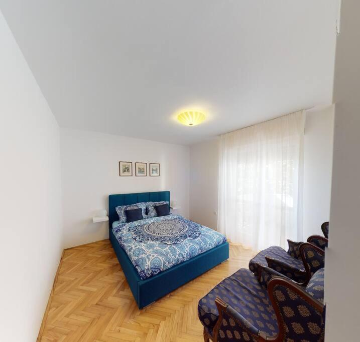 Apartma Writer's In An Unique District Split